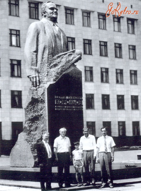 Житомир - Возле памятника С.П.Королеву