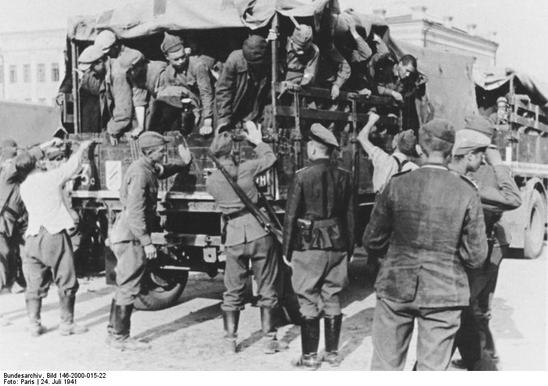 Житомир - Советские военнопленные выгружается из грузовика