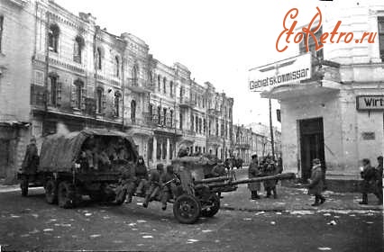 Житомир - Советские моторизованные артиллерийские части  проходят с ул.Горсовета(Михайловской) на ул.Карла Маркса(Б.Бердичевская)