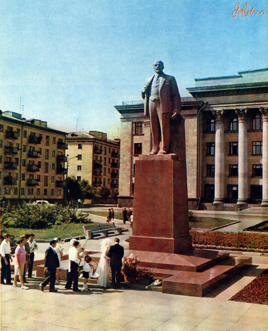 Житомир - Памятник В.И.Ленину на площади Ленина. Украина,  Житомирская область,  Житомир
