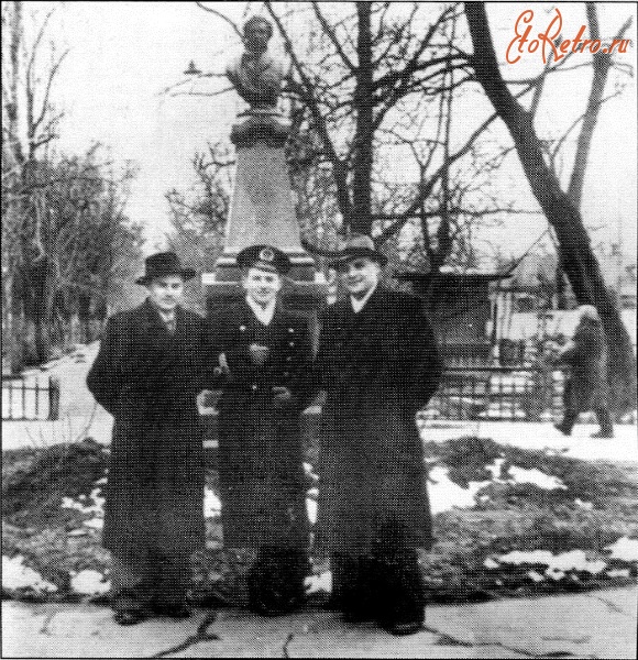 Житомир - У памятника А.С.Пушкину   на улице Сталина.