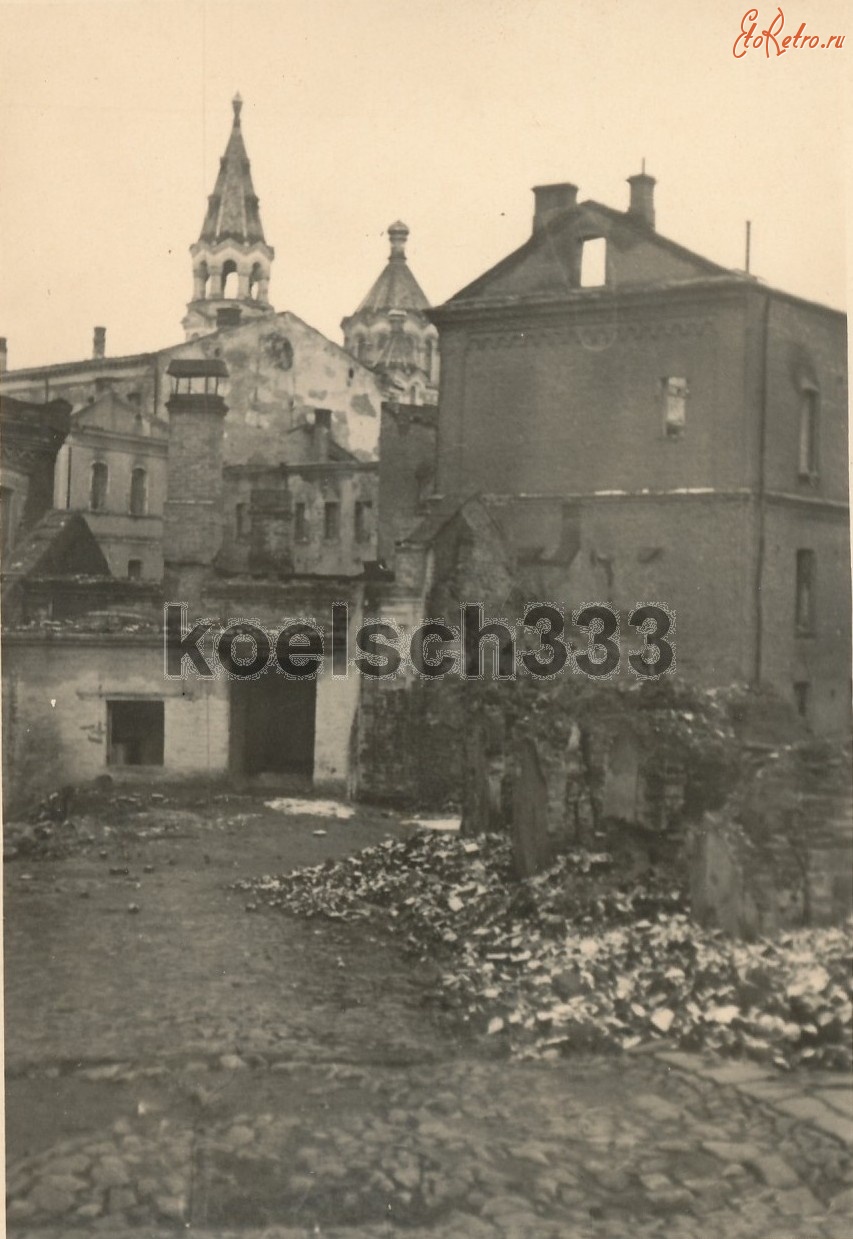 Житомир - Дворик в Житомире недалеко от Спасо-Преображенского собора во время немецкой оккупации