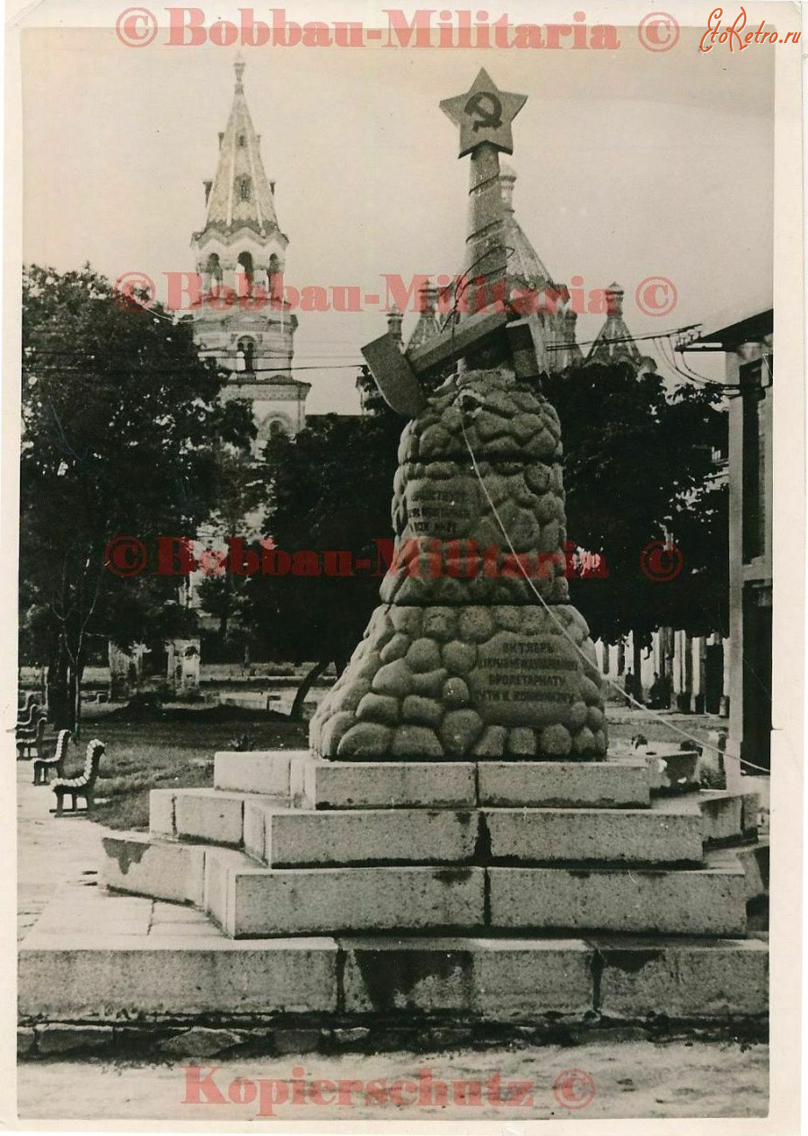 Житомир - Памятник Октябрю (вероятно) на площади Розы Люксембург перед уничтожением нацистами в Житомире во время немецкой оккупации 1941-44 гг в Великой Отечественной войне