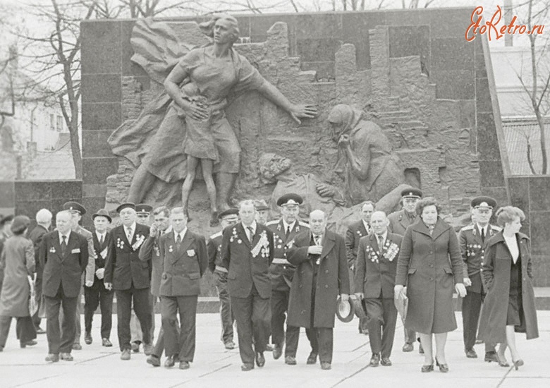 Луцк - Воины-пограничники, прибывшие в г.Луцк у памятника