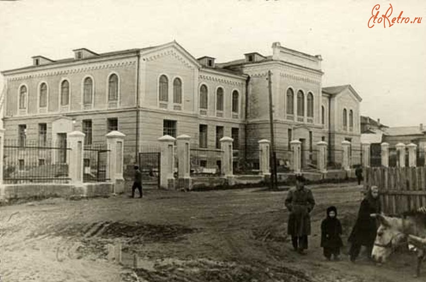 Рославль - Город Рославль .Здание мужской прогимназии в котором в 1951 разместилась сельхозшкола.