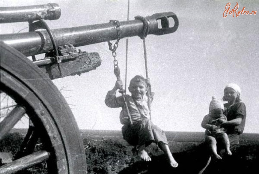 Украина - 1944 г. Качели на стволе брошенного орудия, Украина.