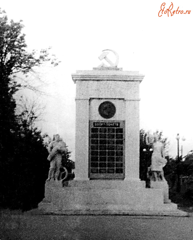 Тамбов - Доска почёта работников села на Советской улице у музыкального училища.