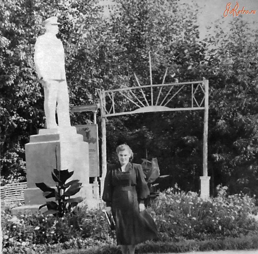 Мичуринск - Городской сад, памятник И. В. Сталину.