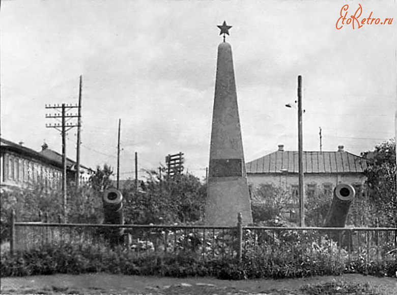 Сатка - Памятник на братской могиле первым бойцам за Советскую власть, погибшим 22 июня 1918 г
