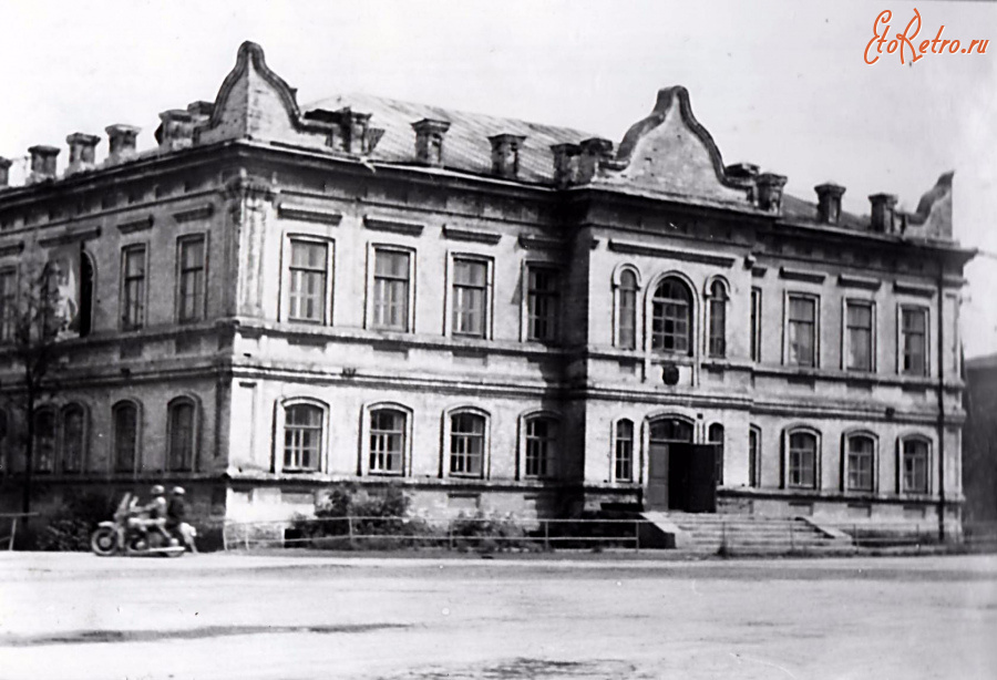 Сатка - Здание начального училища.