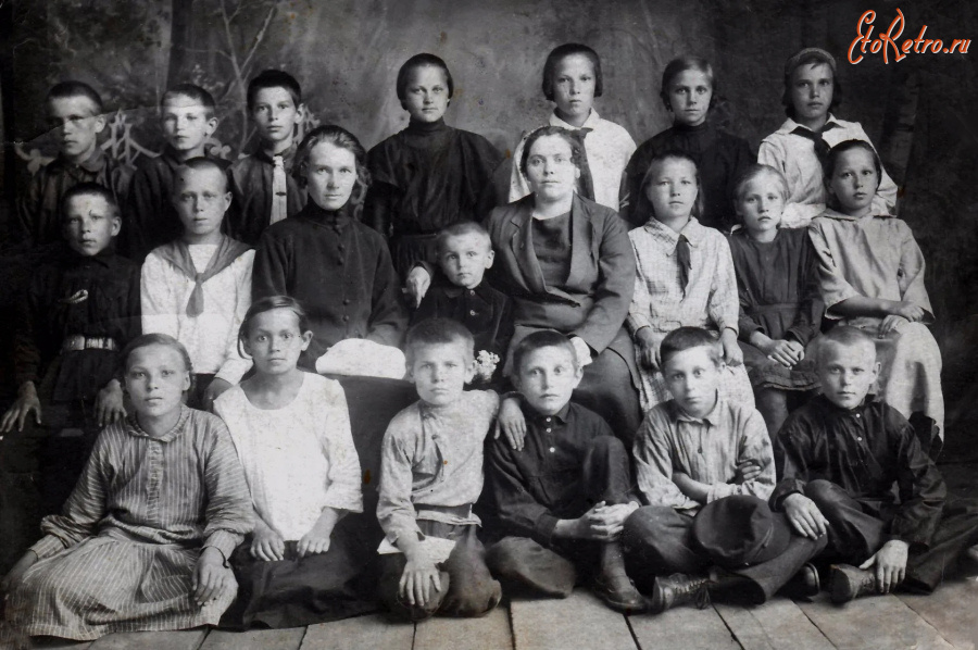 Сатка - Саткинская семилетняя школа. Пионеры 5 класса с Сомовой Клавдией Андриановной.