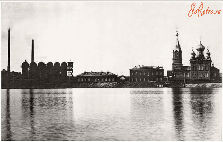 Сатка - Вид на Чугуноплавильный завод и Никольский храм.