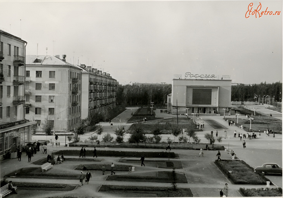 Челябинск - Металлургический район, площадь перед кинотеатром Россия.