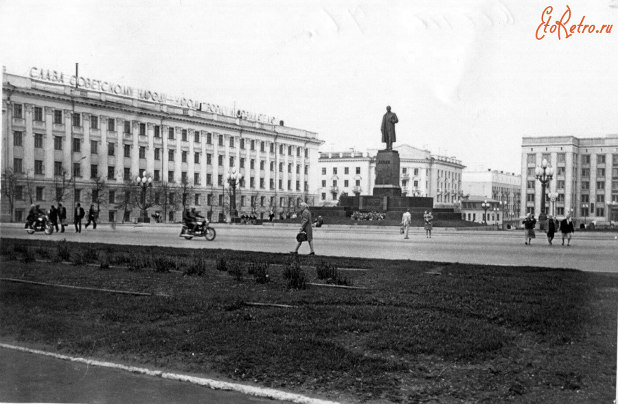 Казань - Площадь Свободы. Памятник Ленину.