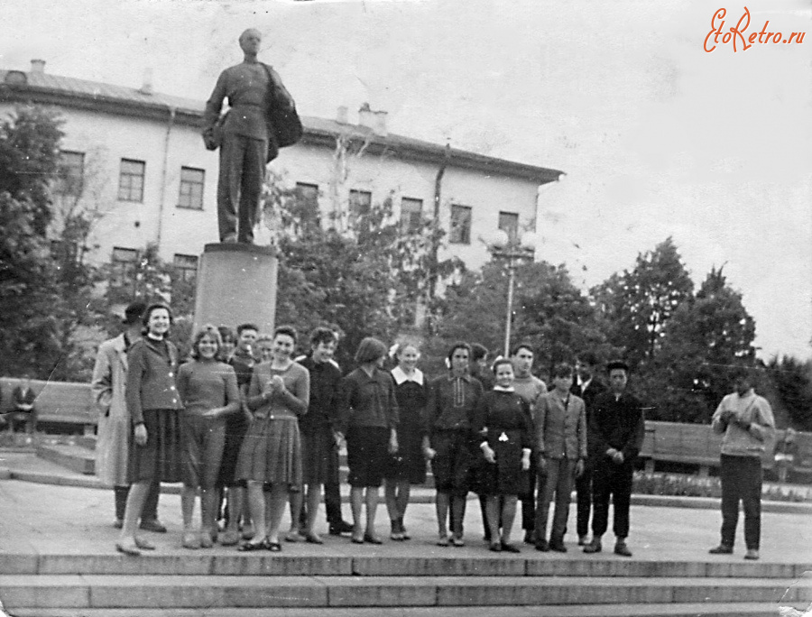 Казань - Памятник студенту Володе Ульянову.