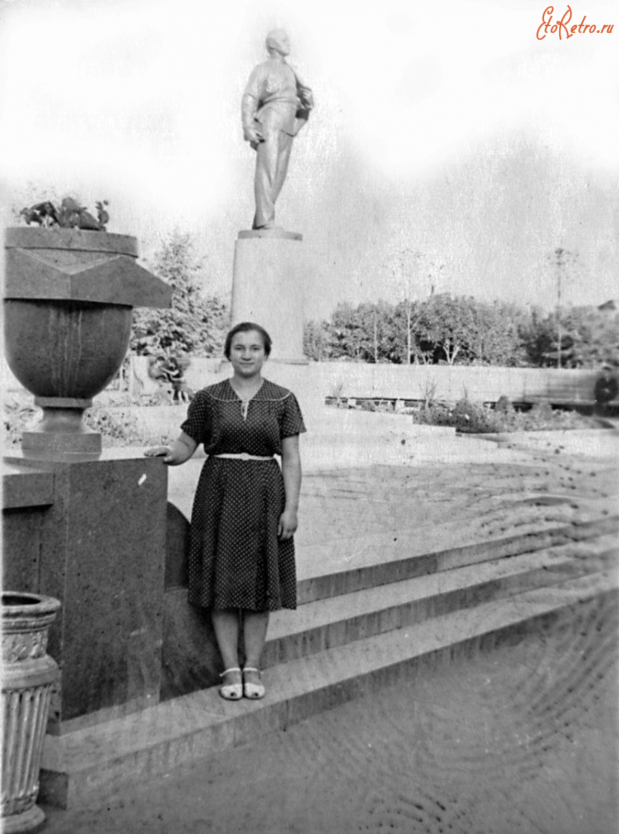 Казань - Памятник студенту Володе Ульянову.