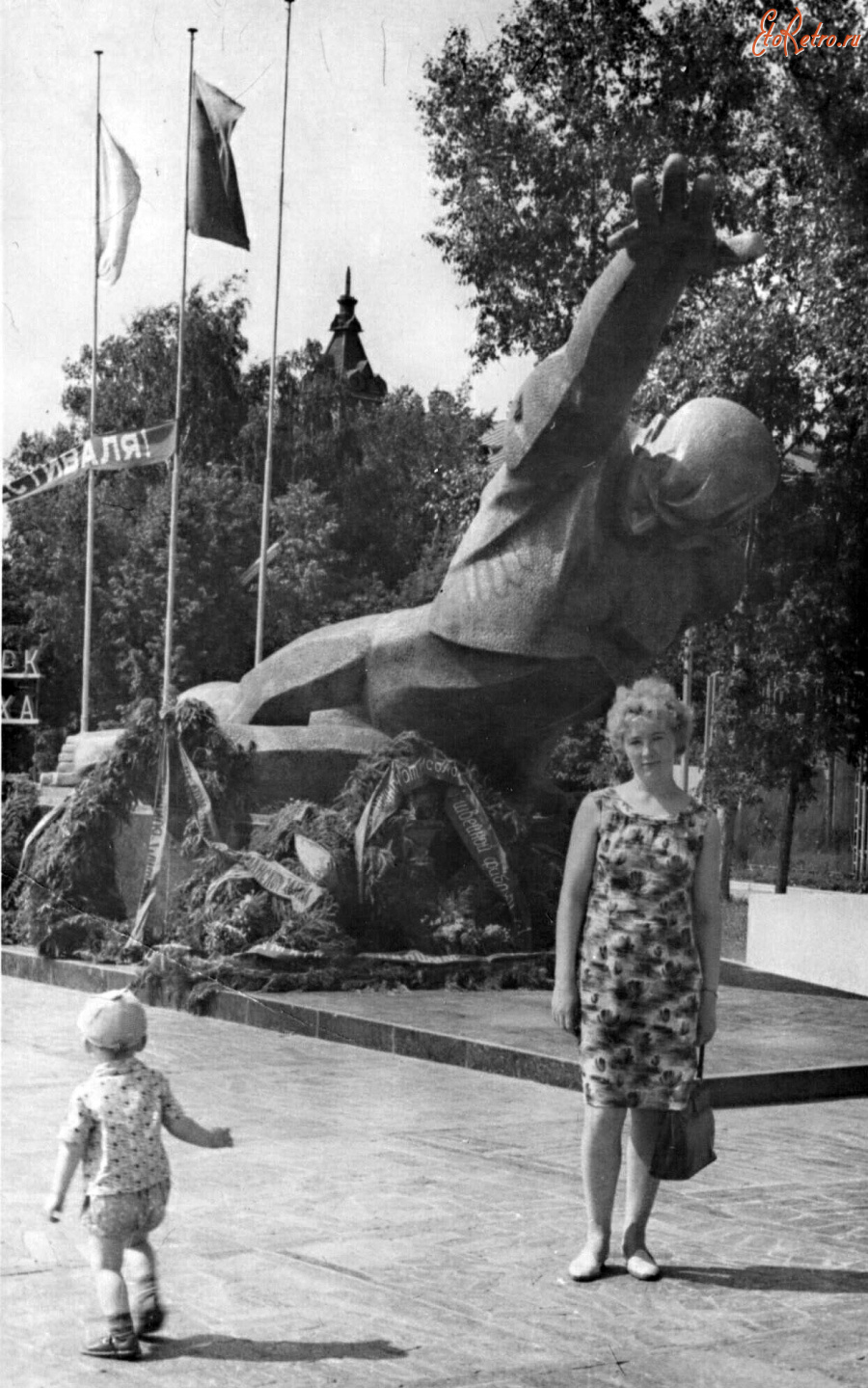 Казань - Памятник павшим в борьбе за советскую власть у входа в ЦПКиО им. Горького.