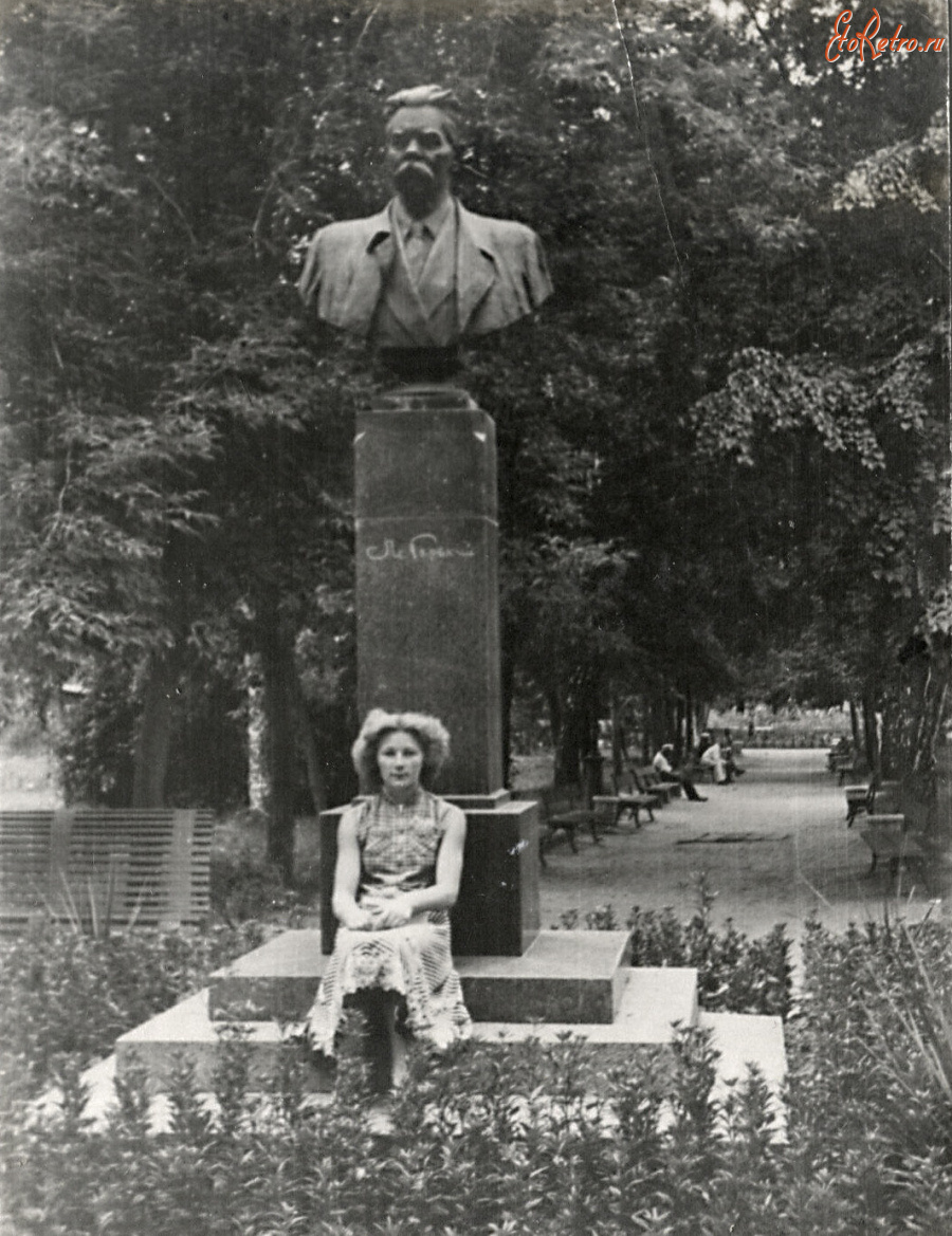 Казань - Бюст М. Горького у северного входа Лядского сада.