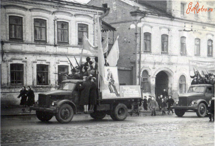 Казань - Улица Куйбышева. Демонстрация 7-го ноября.