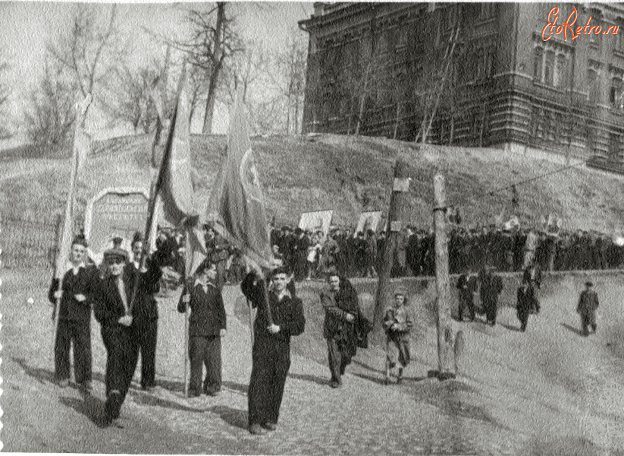 Казань - Шамовская больница. Колонна студентов на Первомайской демонстрации.