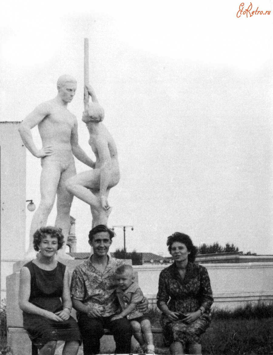 Казань - Центральный стадион им. В.И. Ленина. Скульптура спортсменов.