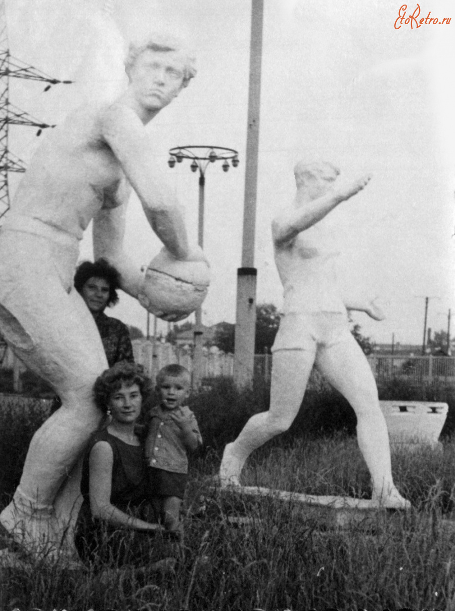 Казань - Центральный стадион им. В.И. Ленина. Скульптуры спортсменов.