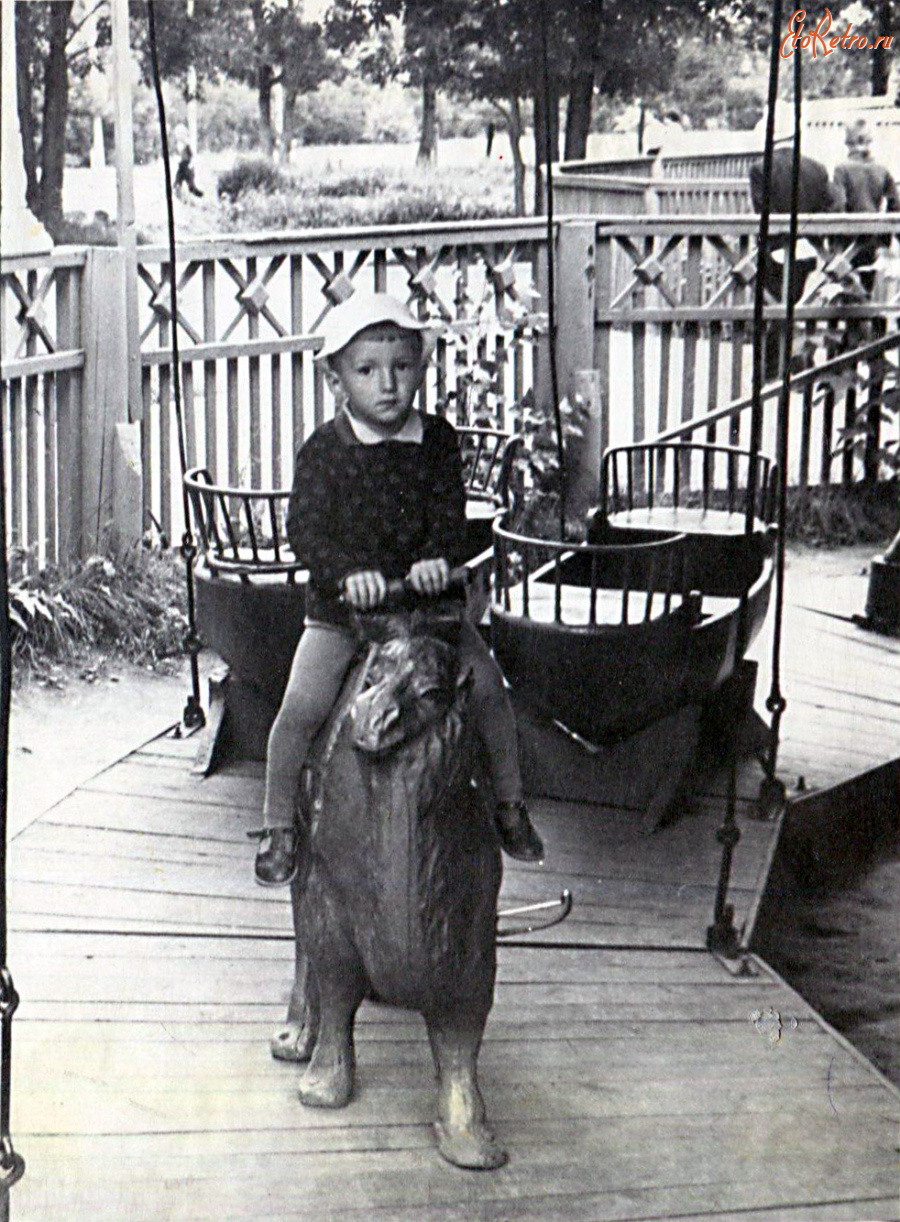 Казань - ЦПКиО им. Горького. Мальчик на карусели.