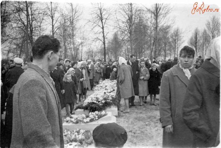 Бежецк - На братском кладбище в день 20 годовщины Победы в Великой Отечественной войне.