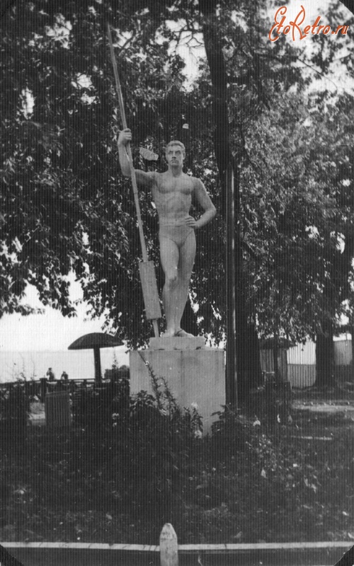 Осташков - г.Осташков,  скульптура в Набережном саду.