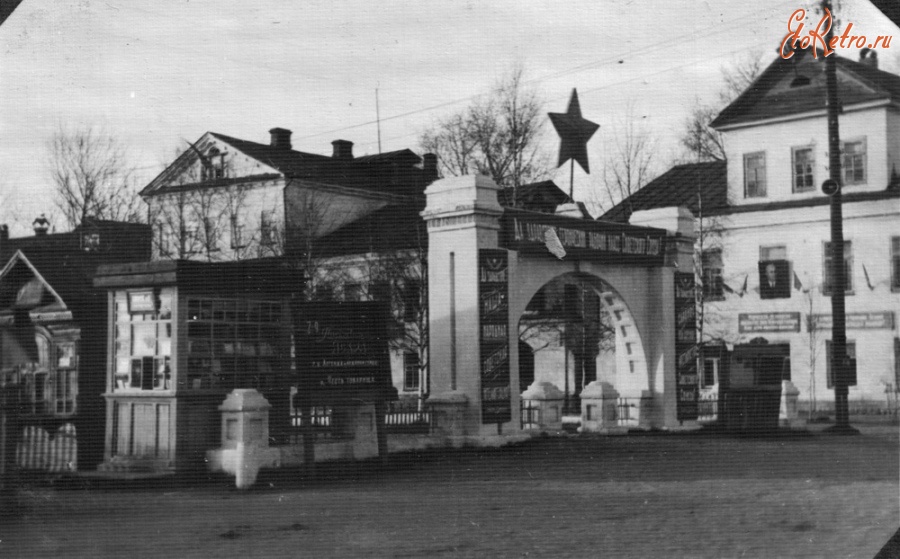 Осташков - г.Осташков,   площадь Свободы,арка на бульваре.