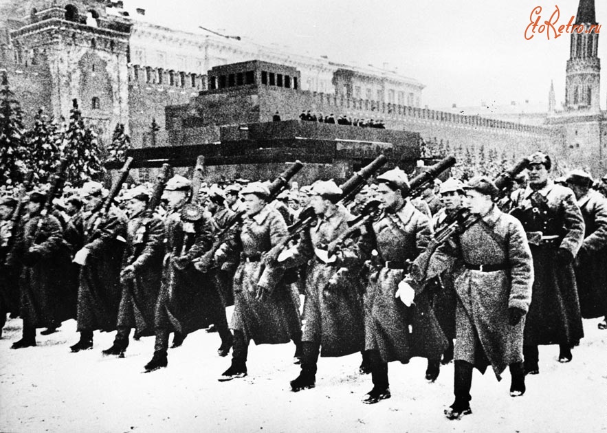 Москва - 7 ноября 1941 года по Красной площади прошли солдаты Красной Армии