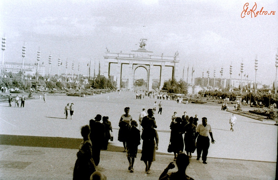 Москва - 1961 г,  Москва, дорога к центральному входу ВДНХ