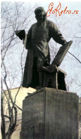 Москва - Памятник первопечатнику Ивану Федорову.