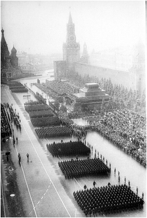 Москва - Общий вид Красной площади во время прохождения войск в день Парада Победы