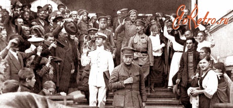 Москва - Александр Керенский (в центре) в Москве 12 августа 1917 года
