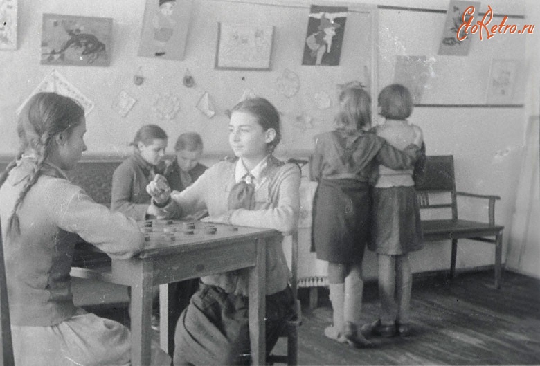 Москва - Учащиеся 5 класса 626 школы отдыхают в пионерской комнате после окончания уроков