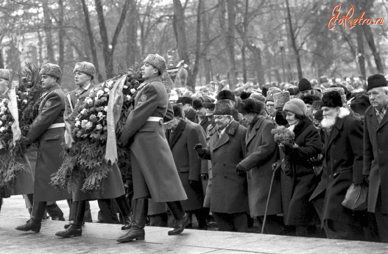 Москва - Ветераны Великой Отечественной войны – члены Московского комитета ветеранов во время возложения венков к могиле Неизвестного солдата у Кремлевской стены в День Защитника Отечества