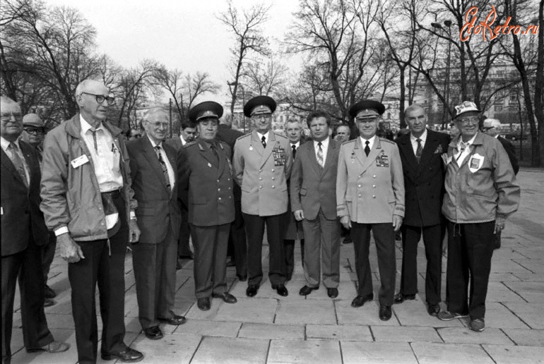 Москва - Советские и американские участники встречи на р. Эльбе в 1945 г. на территории Александровского сада