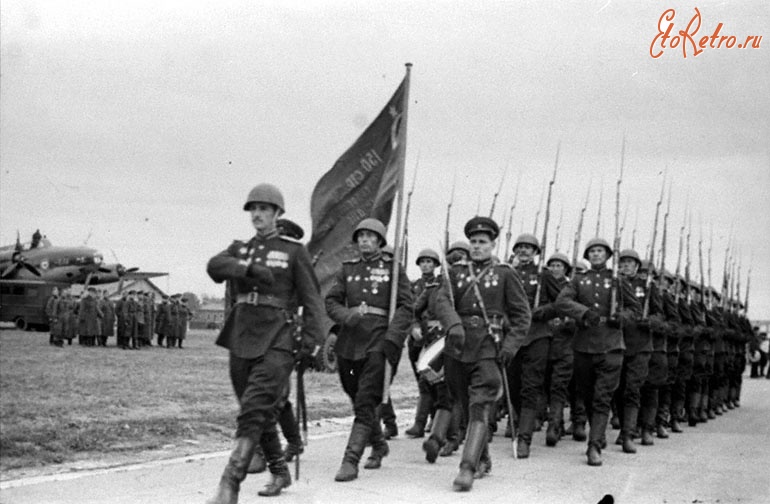 Москва - Воины проносят по Центральному московскому аэродрому Знамя Победы в день прибытия его в Москву из Берлина