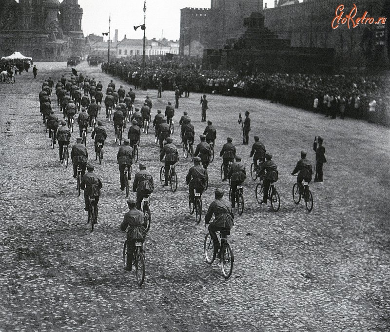 Москва - Парад на Красной площади, велосипедисты- 1924 г.