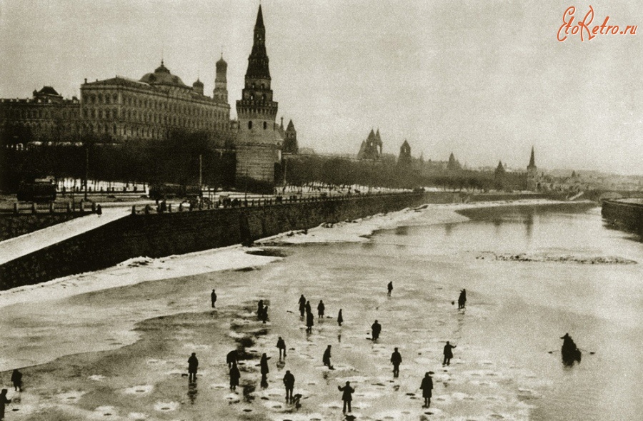 Москва - Подлёдный лов на Москва-реке.