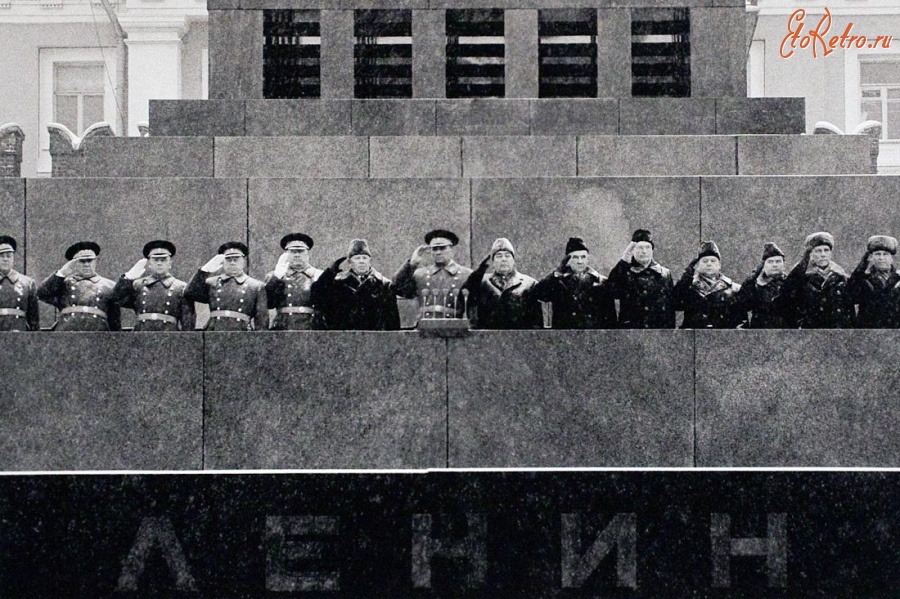 Москва - 1970 г. Классика жанра — групповой портрет на трибуне Мавзолея.