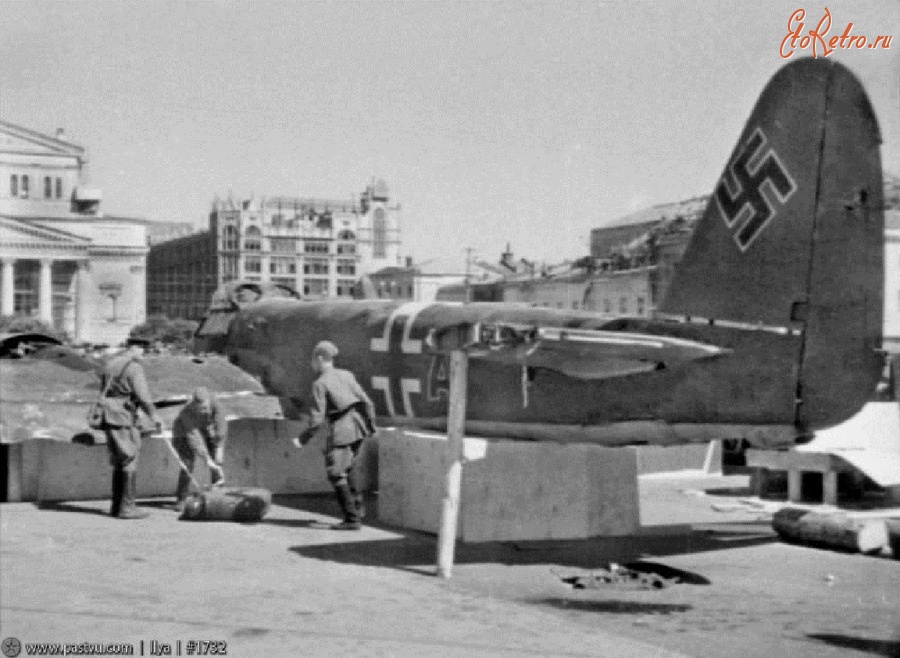 Москва - Сбитый немецкий самолёт. Площадь Свердлова 1941, Россия, Москва,