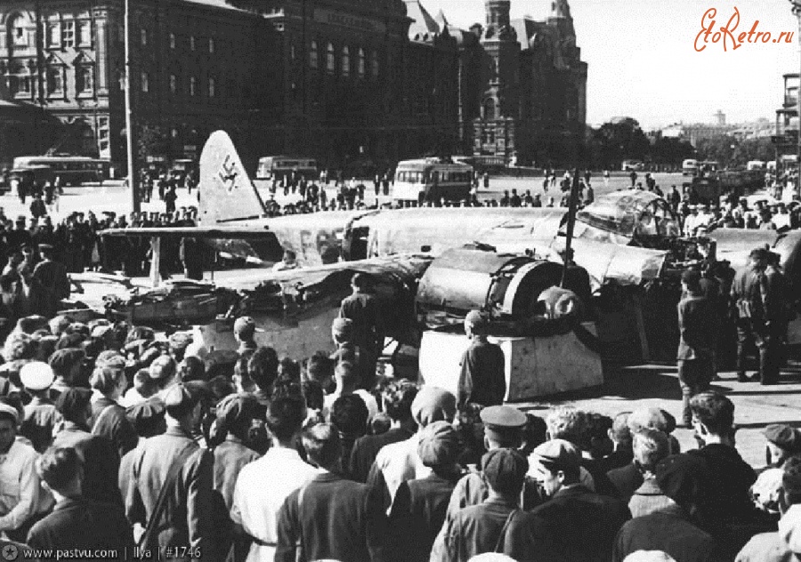 Москва - Жители столицы на площади Свердлова рассматривают сбитый немецкий самолёт 1941, Россия, Москва,