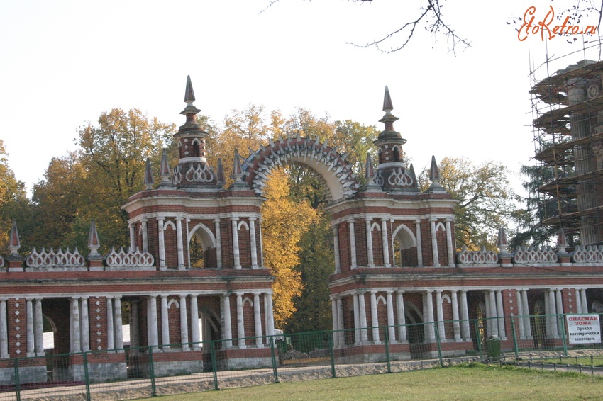Москва - Царицыно. Фигурная арка при начале реставрации Большого дворца - близкий вид