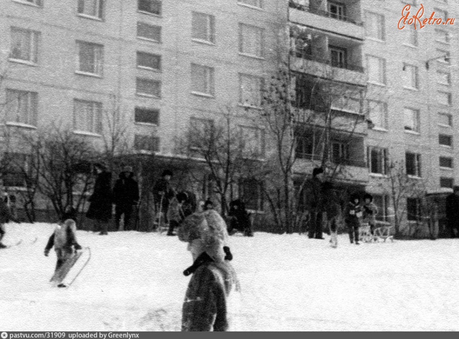 Москва - Во дворе дома 35 по 16 Парковой