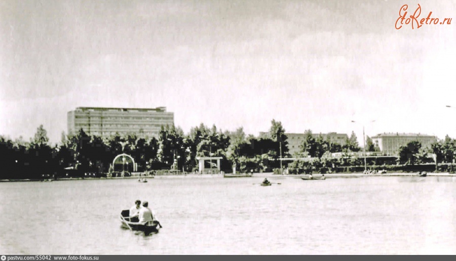 Москва - Измайловский парк. Круглый пруд. Вид на НИИ
