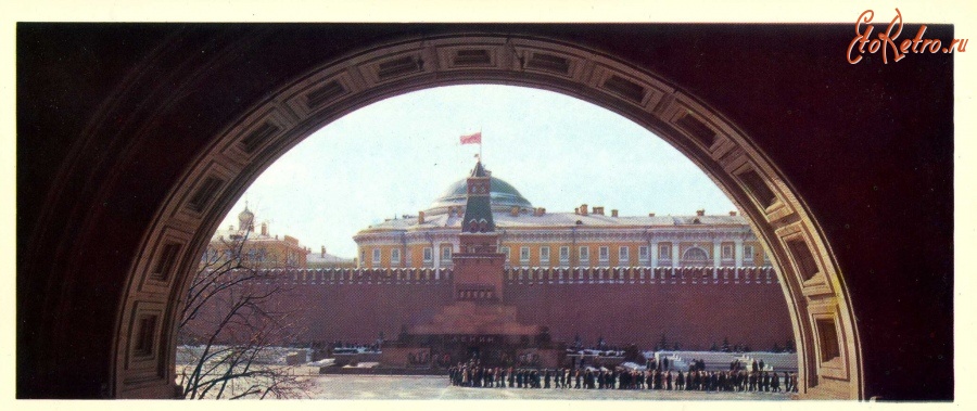Москва - Мавзолей В.И.Ленина и Сенатская башня.