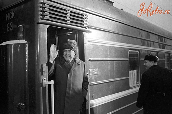 Москва - Леонид Брежнев машет из вагона поезда