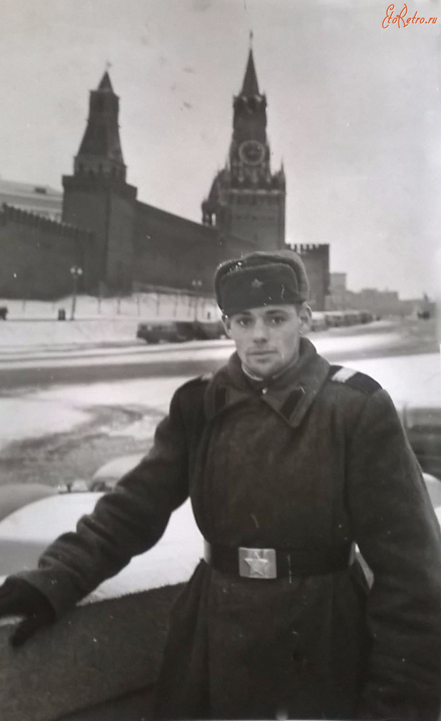 Москва - Москва. Мл. сержант Бутыркин В. Я. на фоне Спасской башни Кремля.